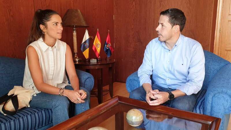 La diseñadora Elena Morales y el alcalde Héctor Suárez (Foto TA)